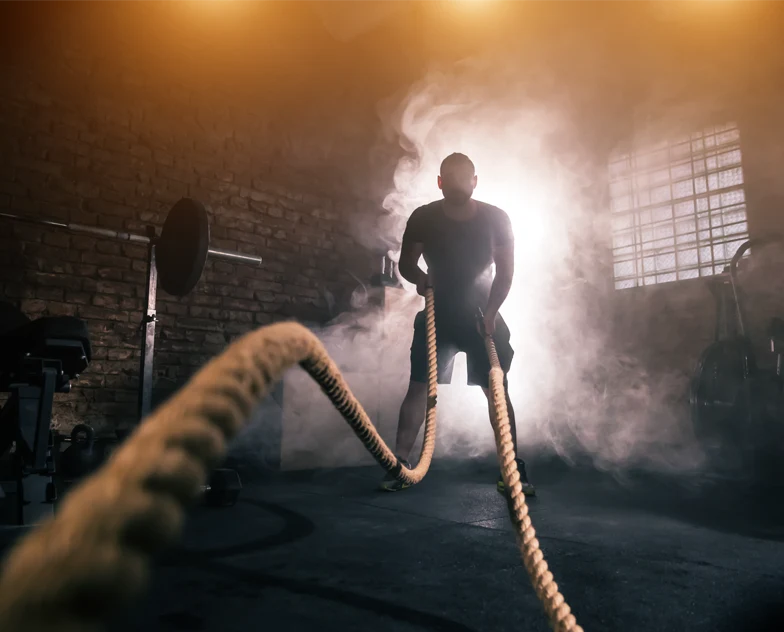 Entrenamiento con equipamiento profesional de gimnasio
